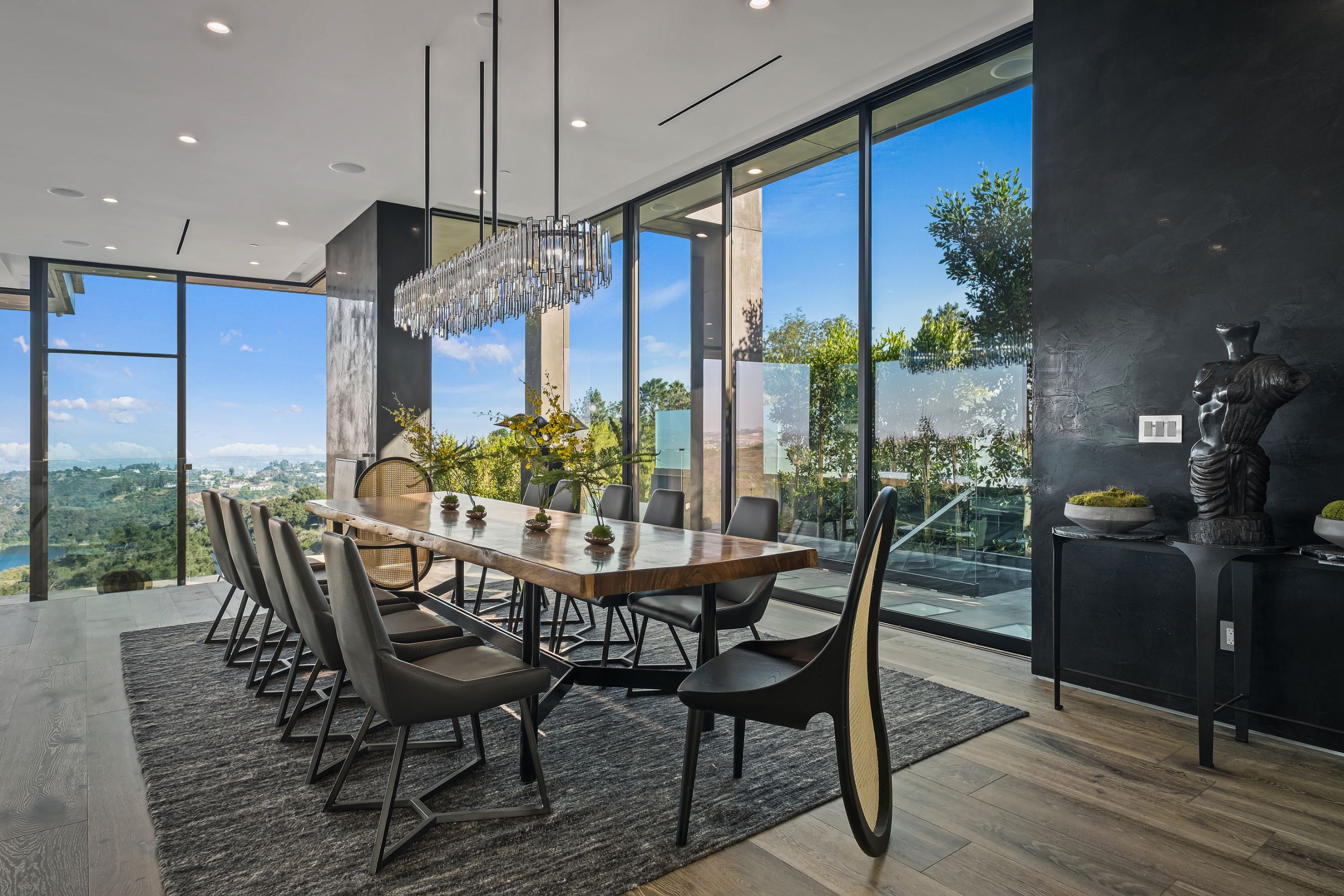 2304 Donella Cir