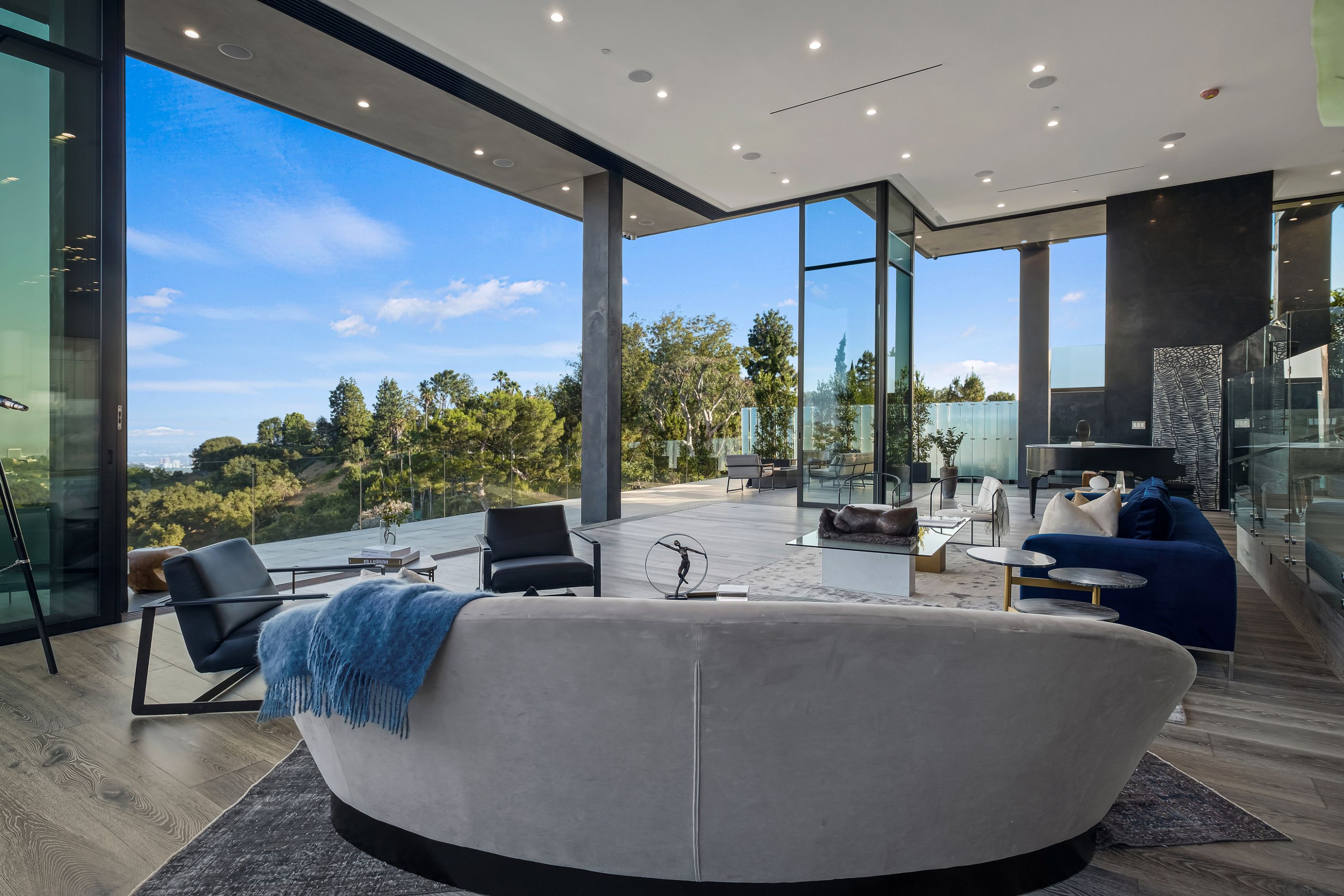 2304 Donella Cir