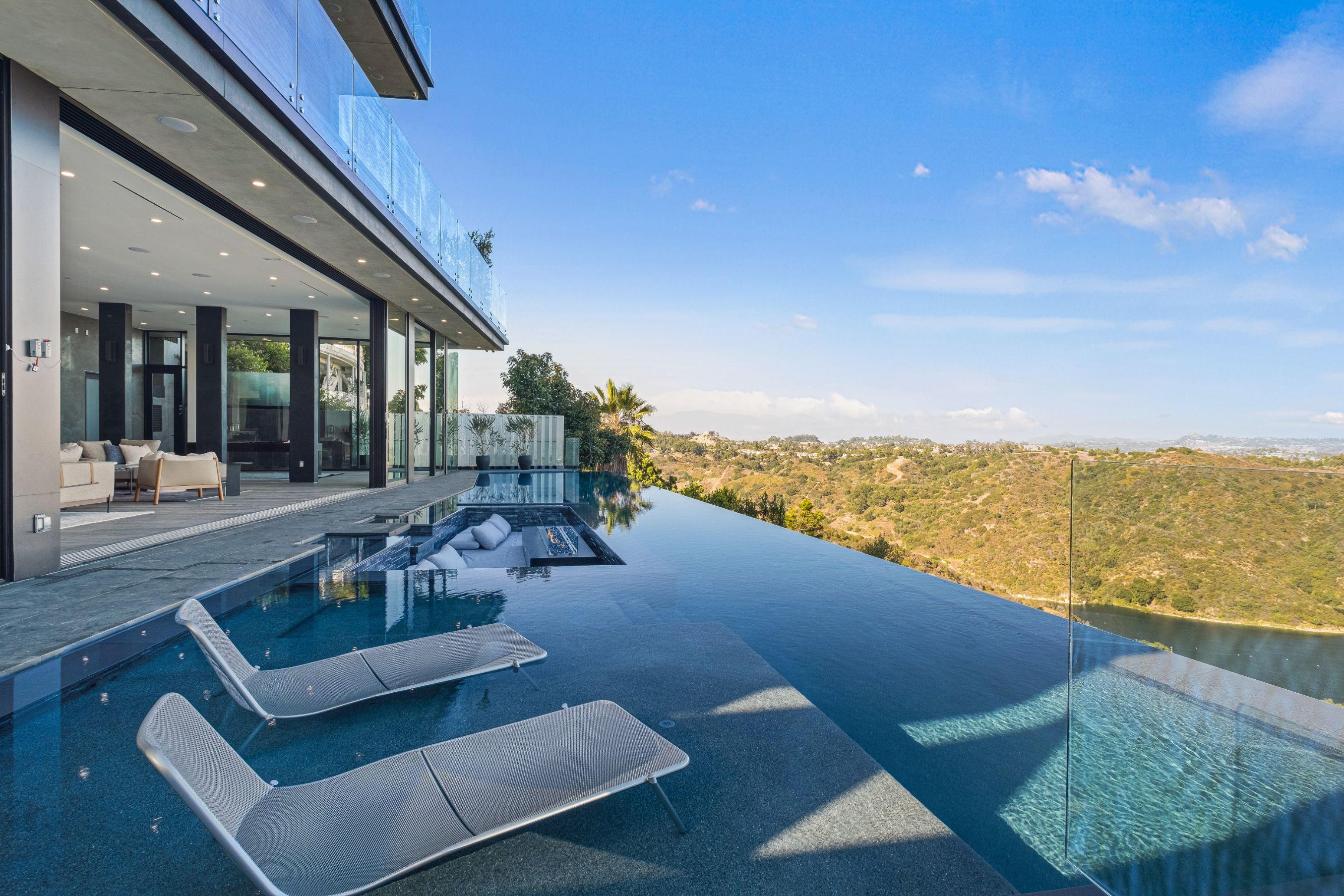 2304 Donella Cir