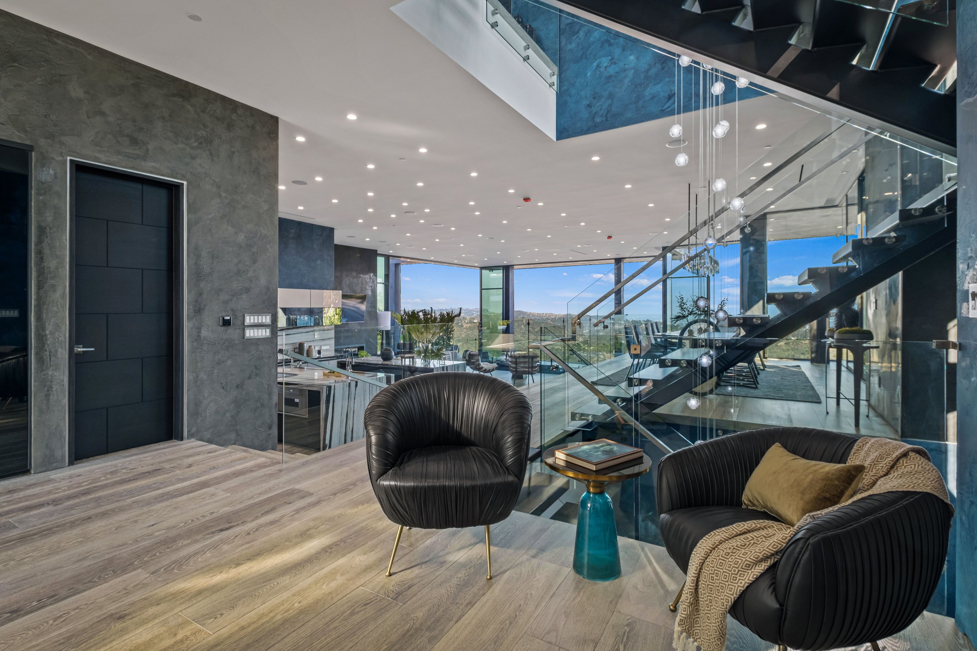 2304 Donella Cir