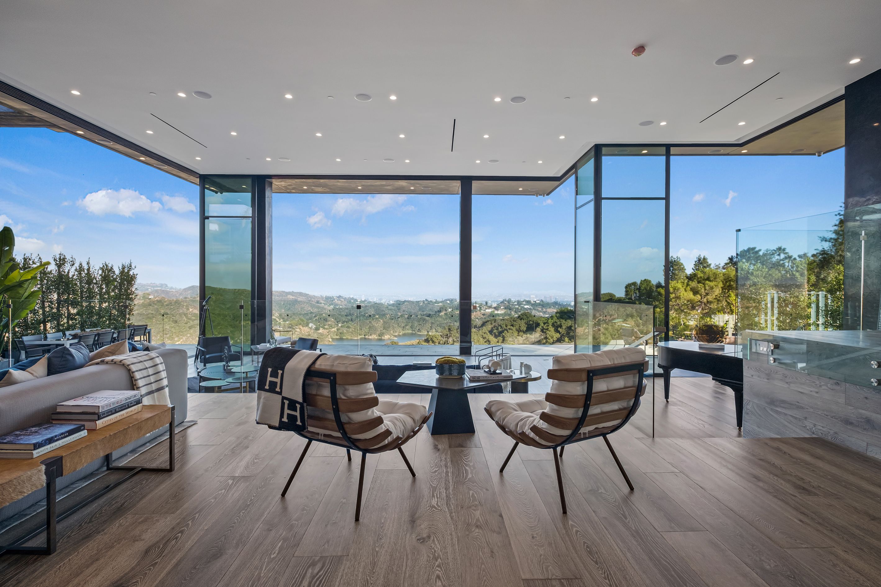 2304 Donella Cir