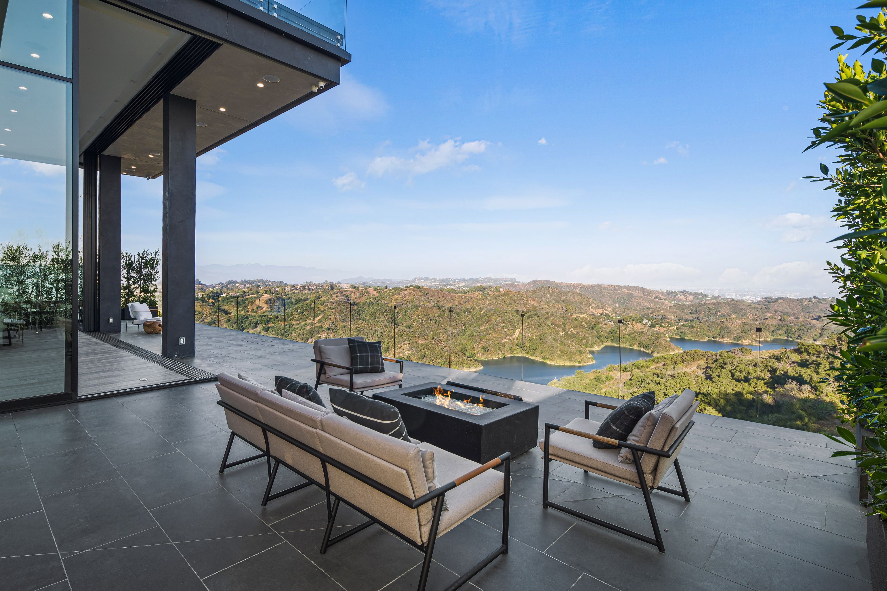 2304 Donella Cir