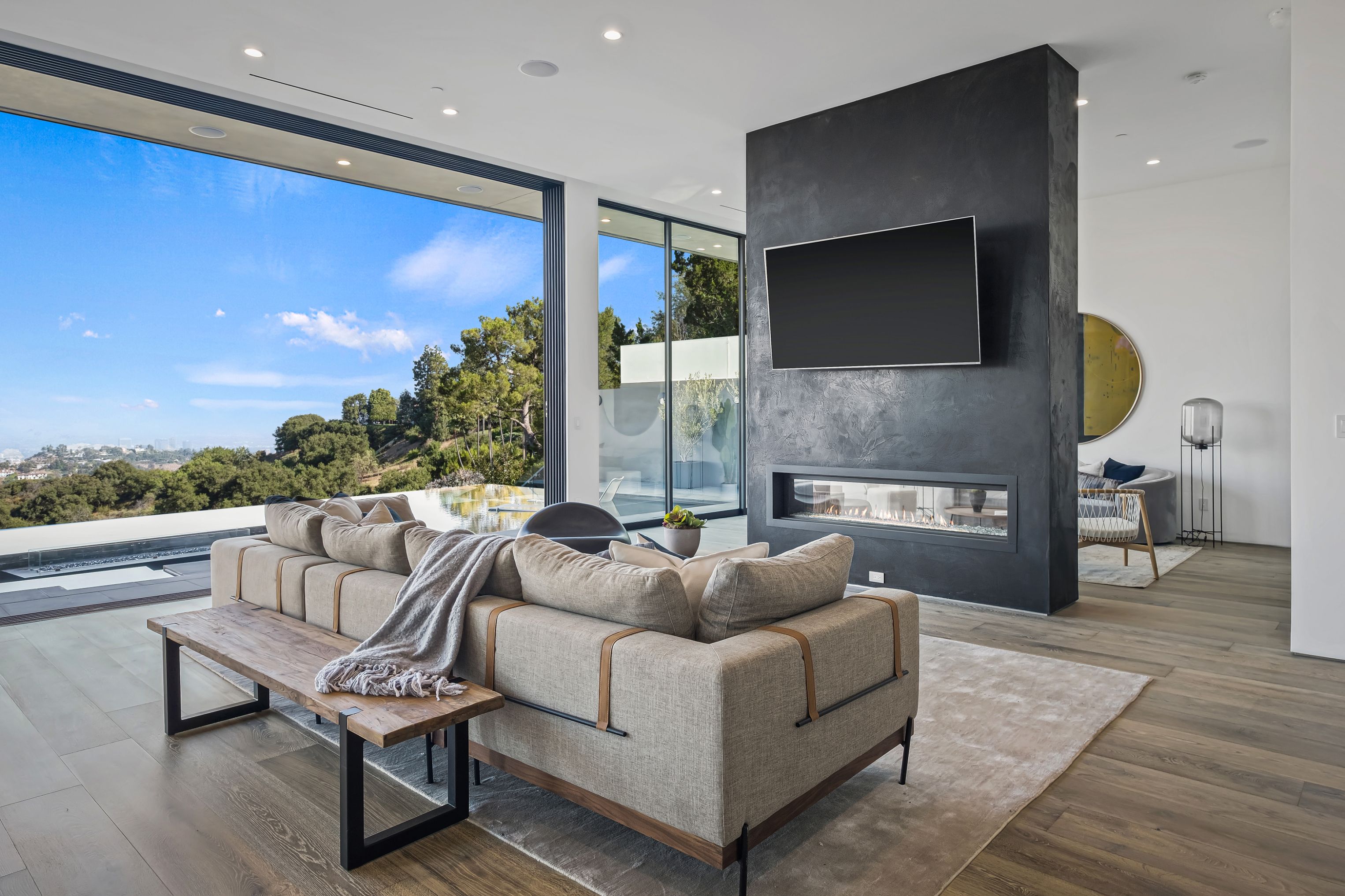 2304 Donella Cir