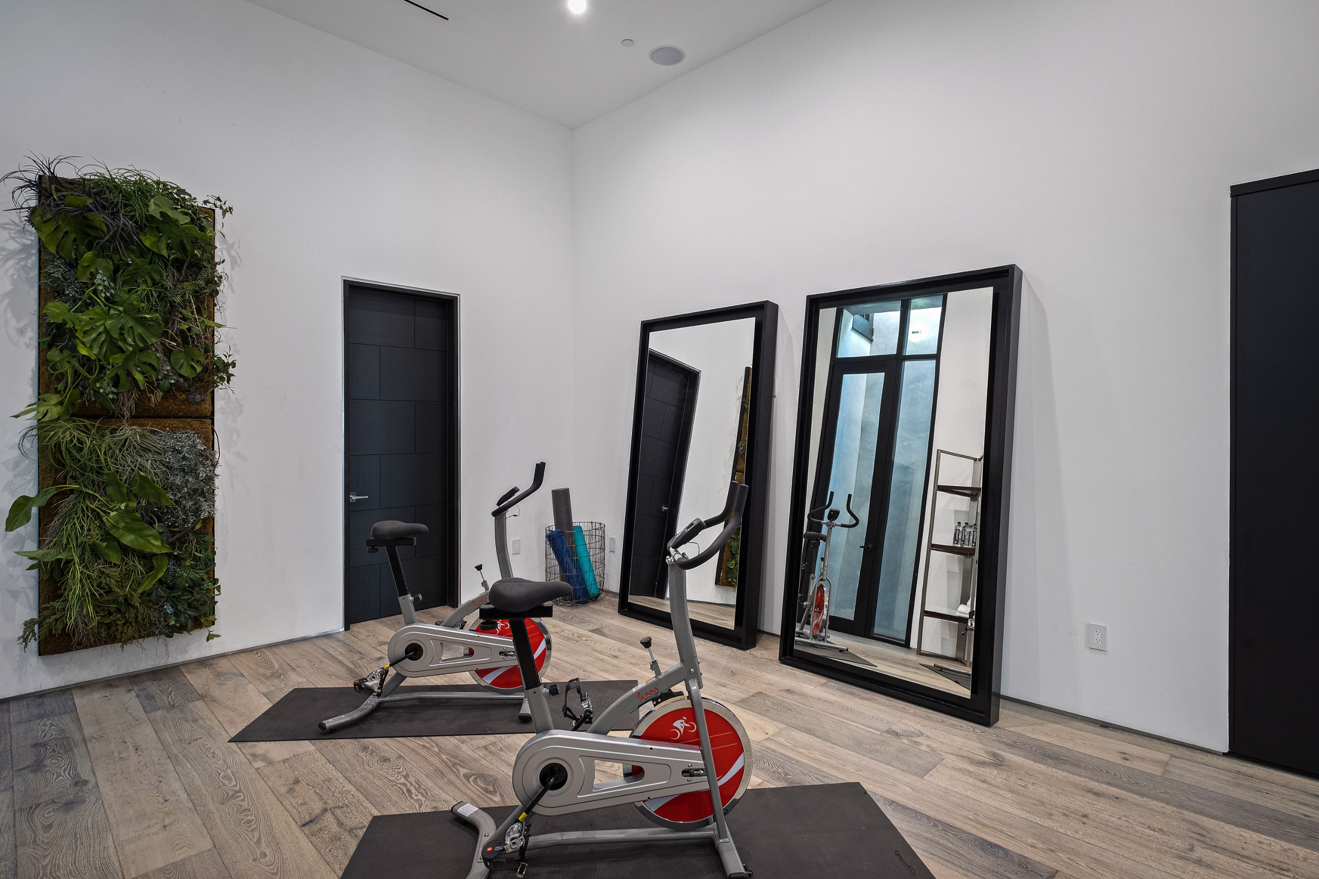 2304 Donella Cir
