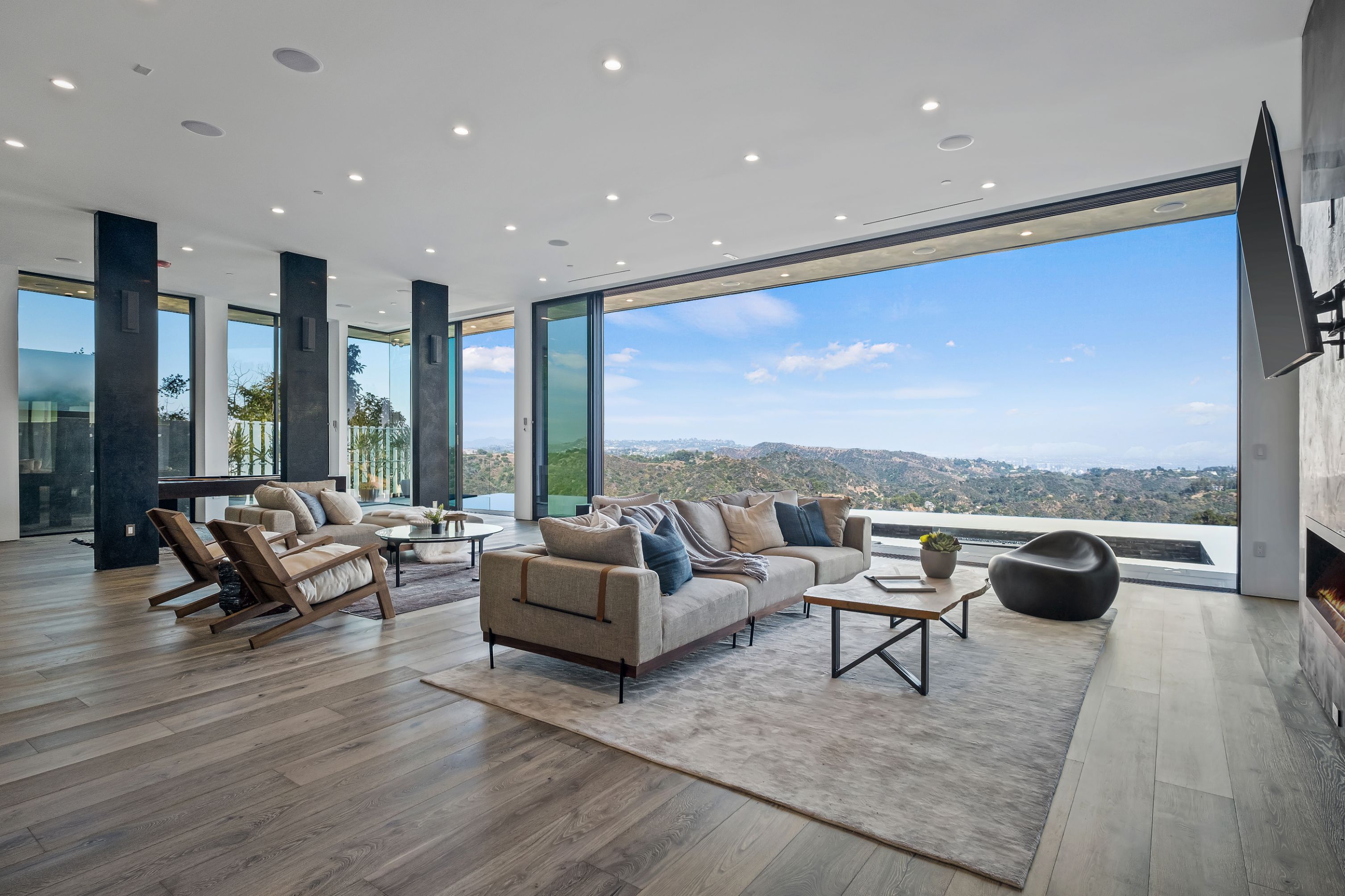 2304 Donella Cir