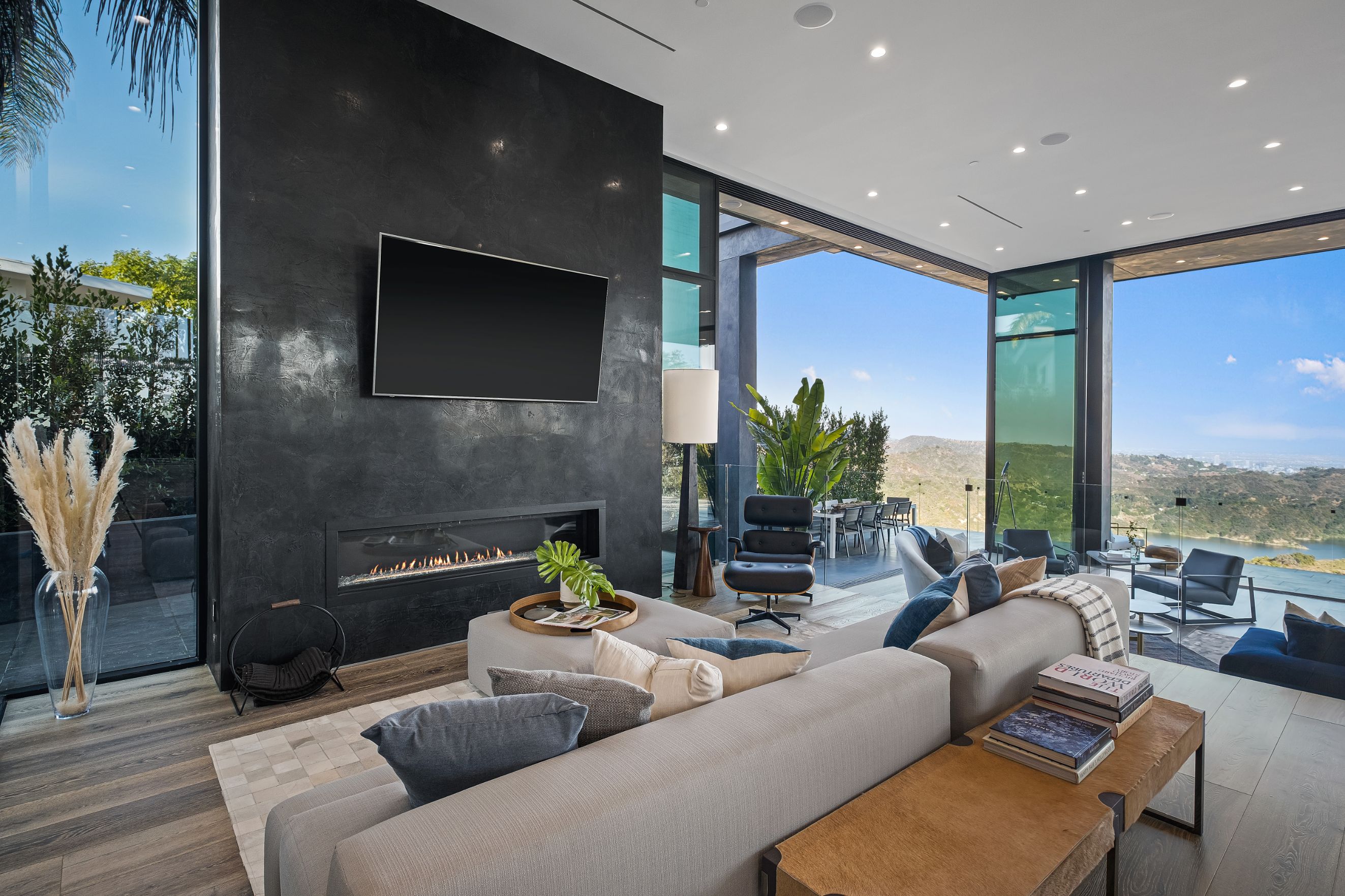 2304 Donella Cir