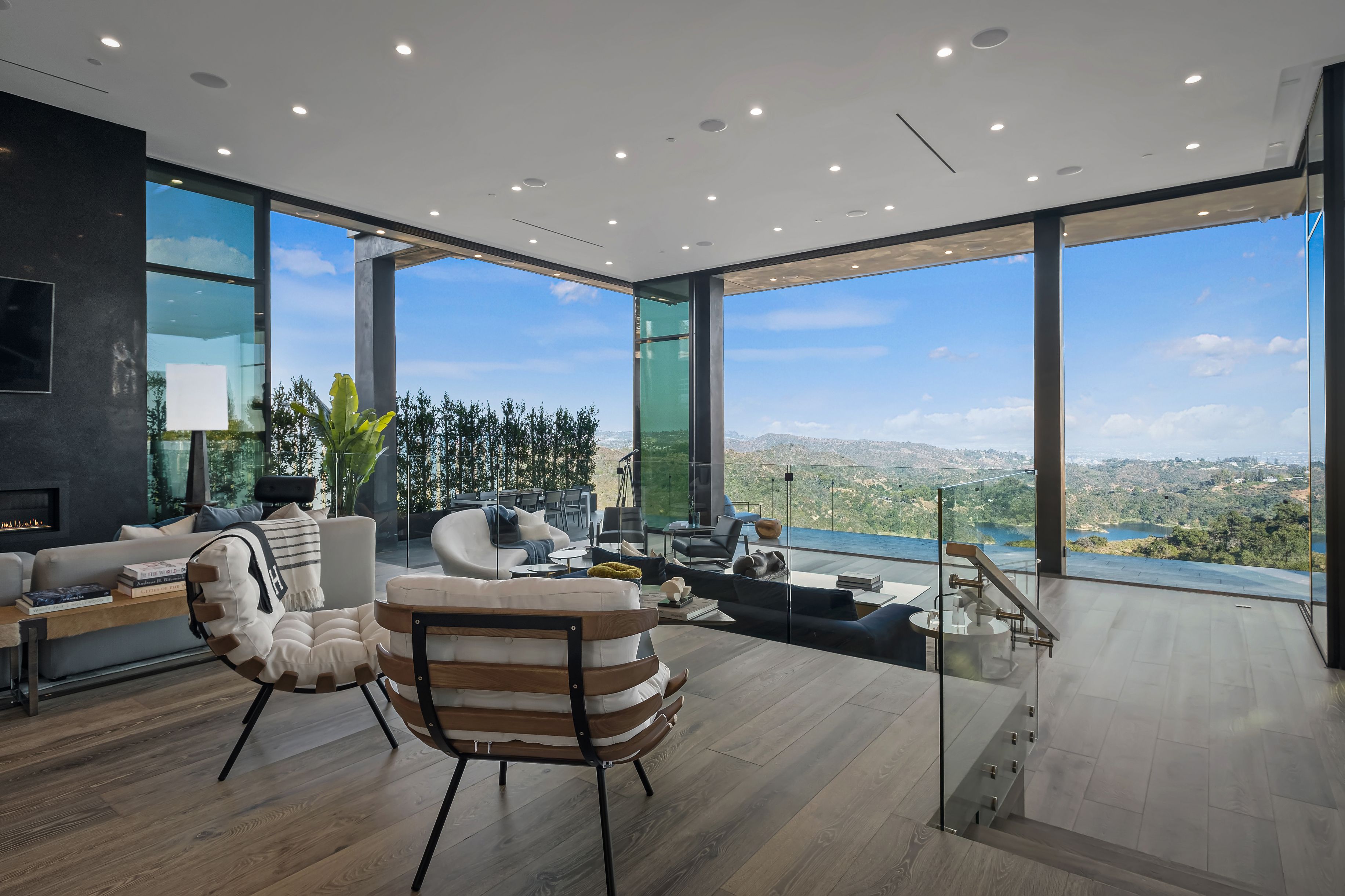 2304 Donella Cir
