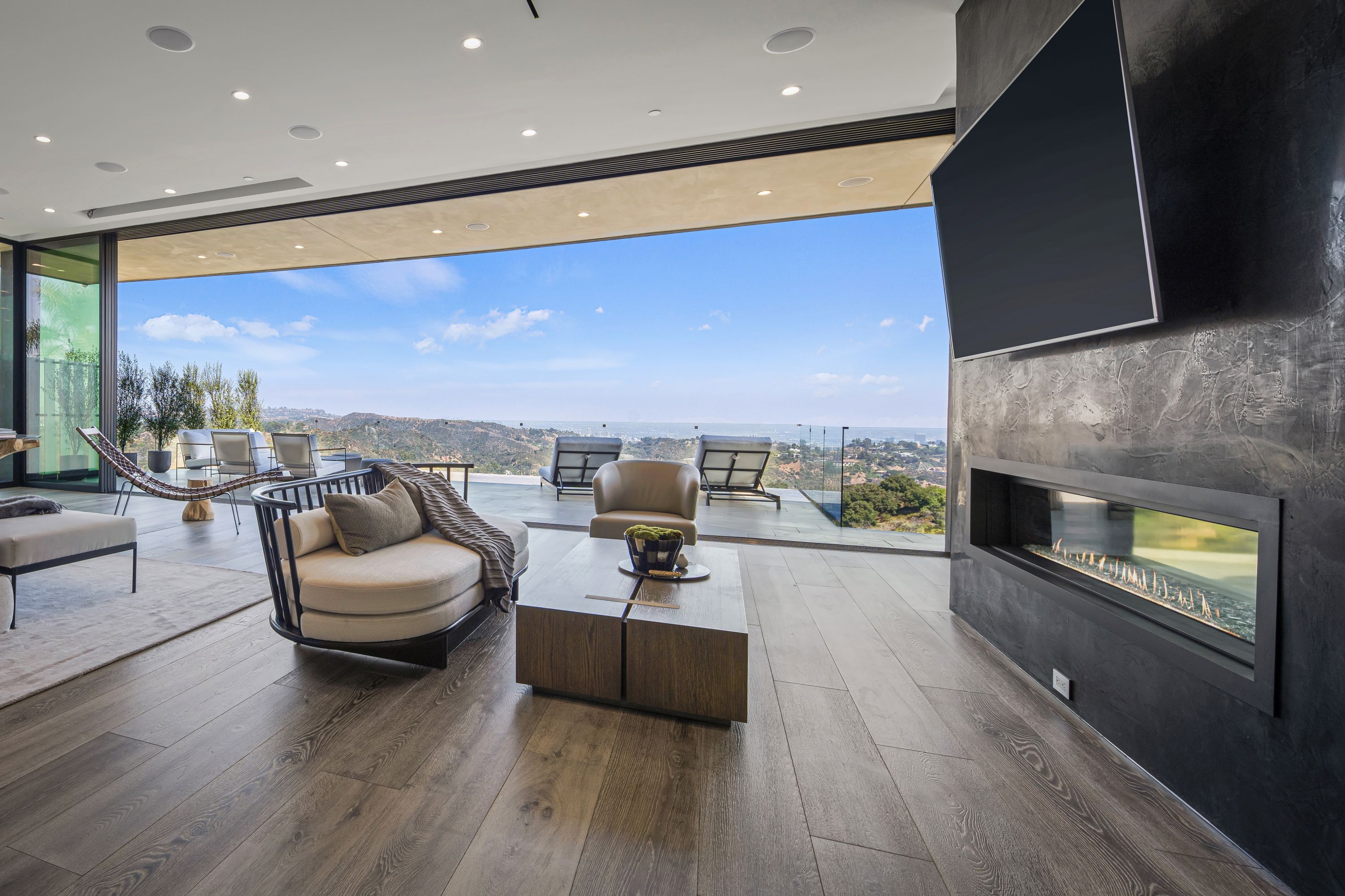 2304 Donella Cir
