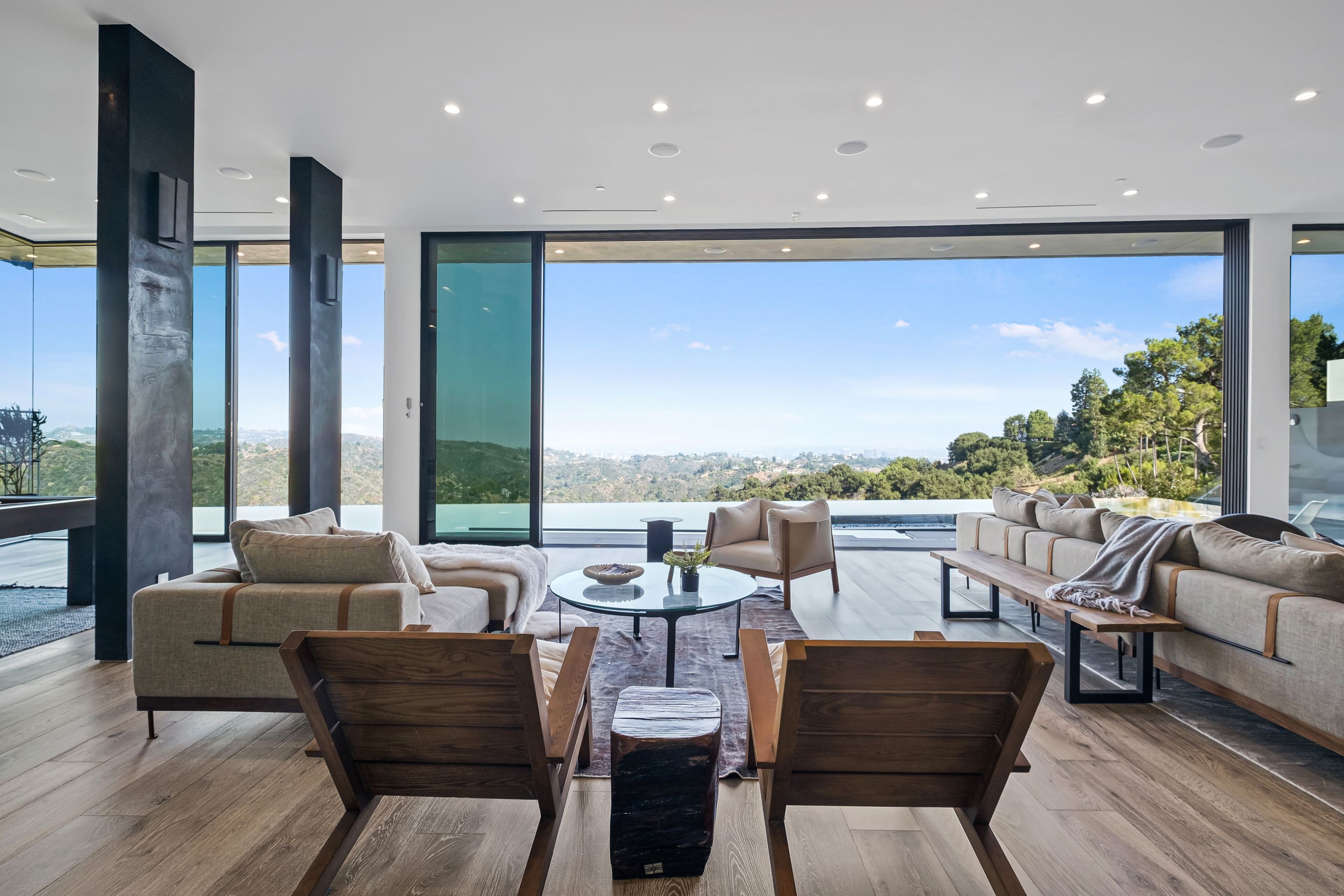 2304 Donella Cir