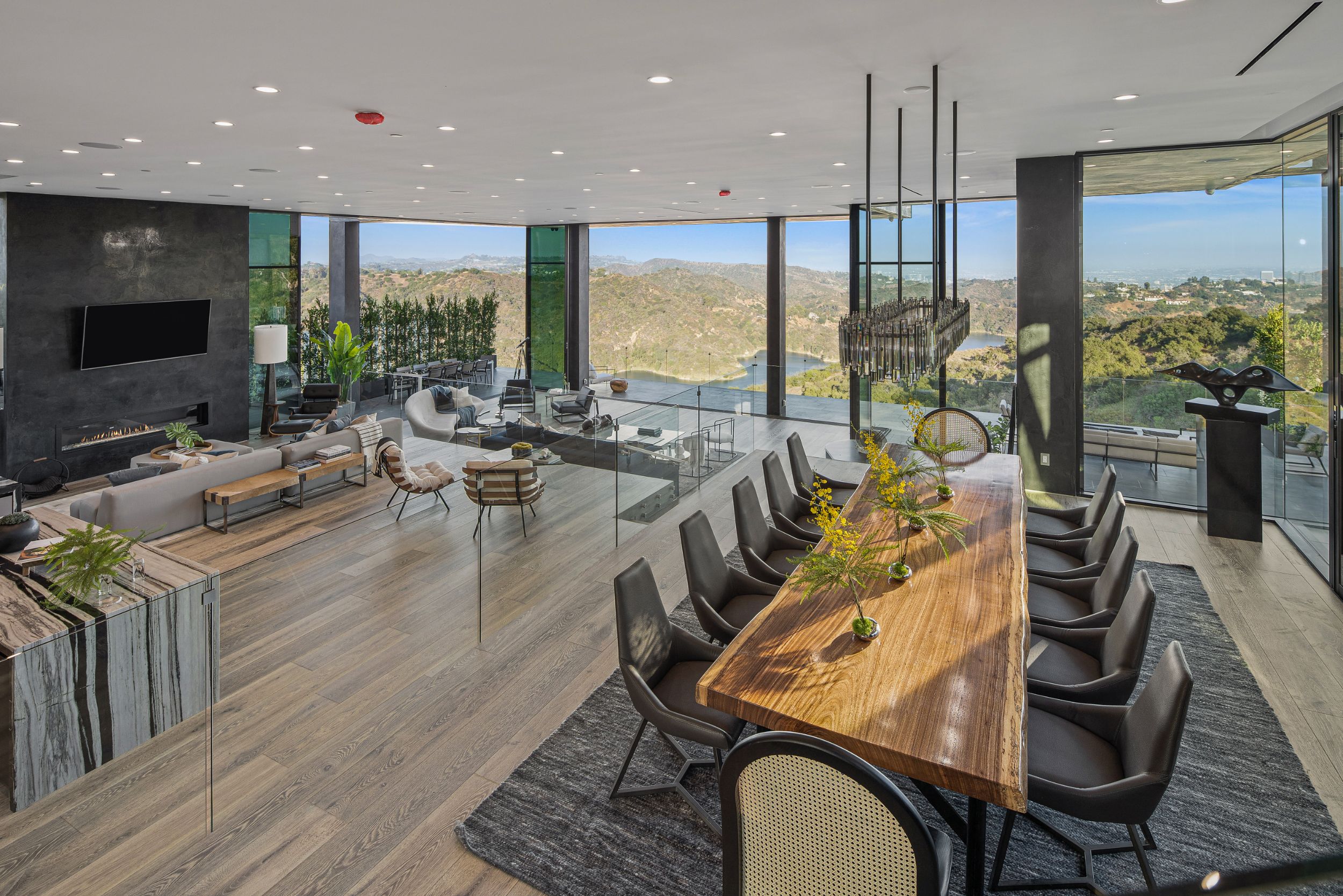 2304 Donella Cir