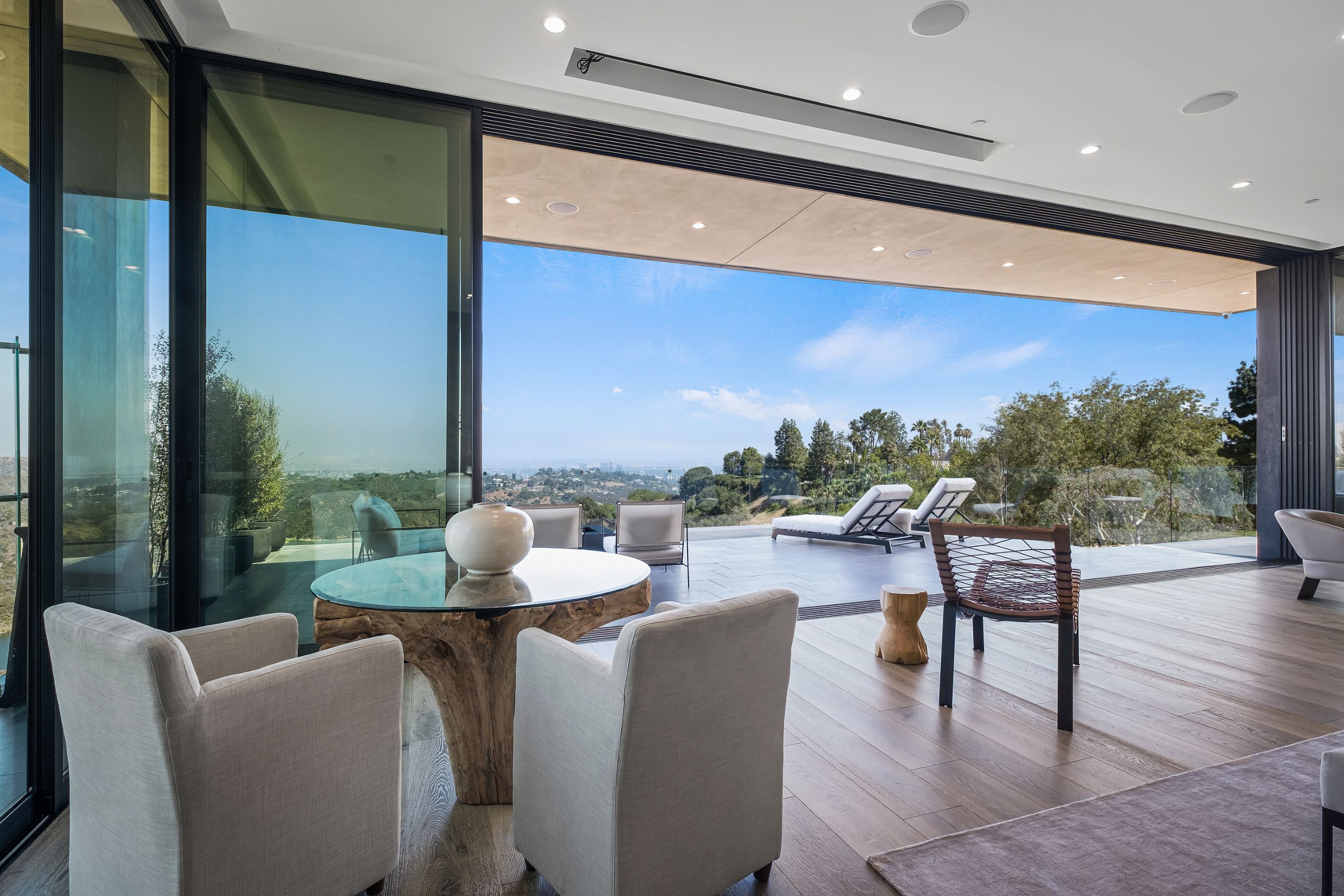 2304 Donella Cir