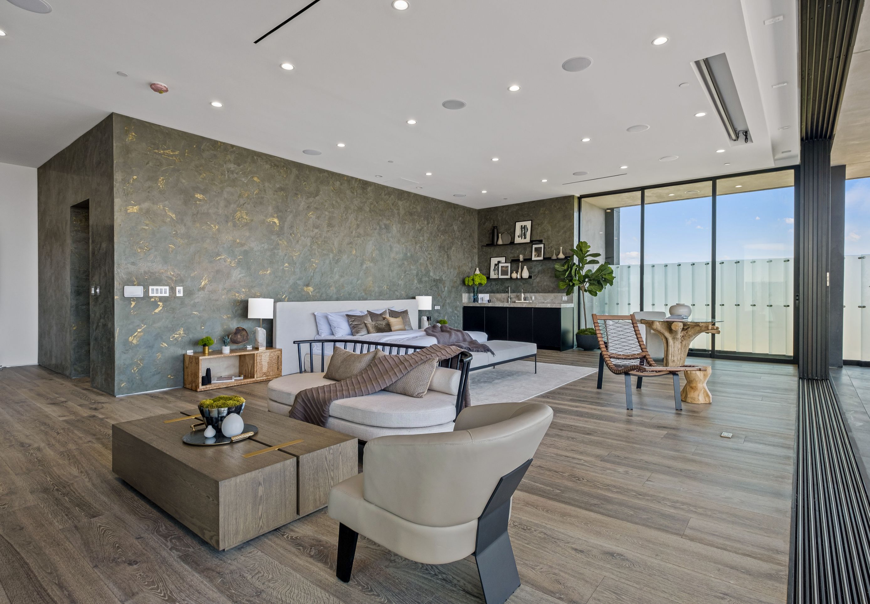 2304 Donella Cir