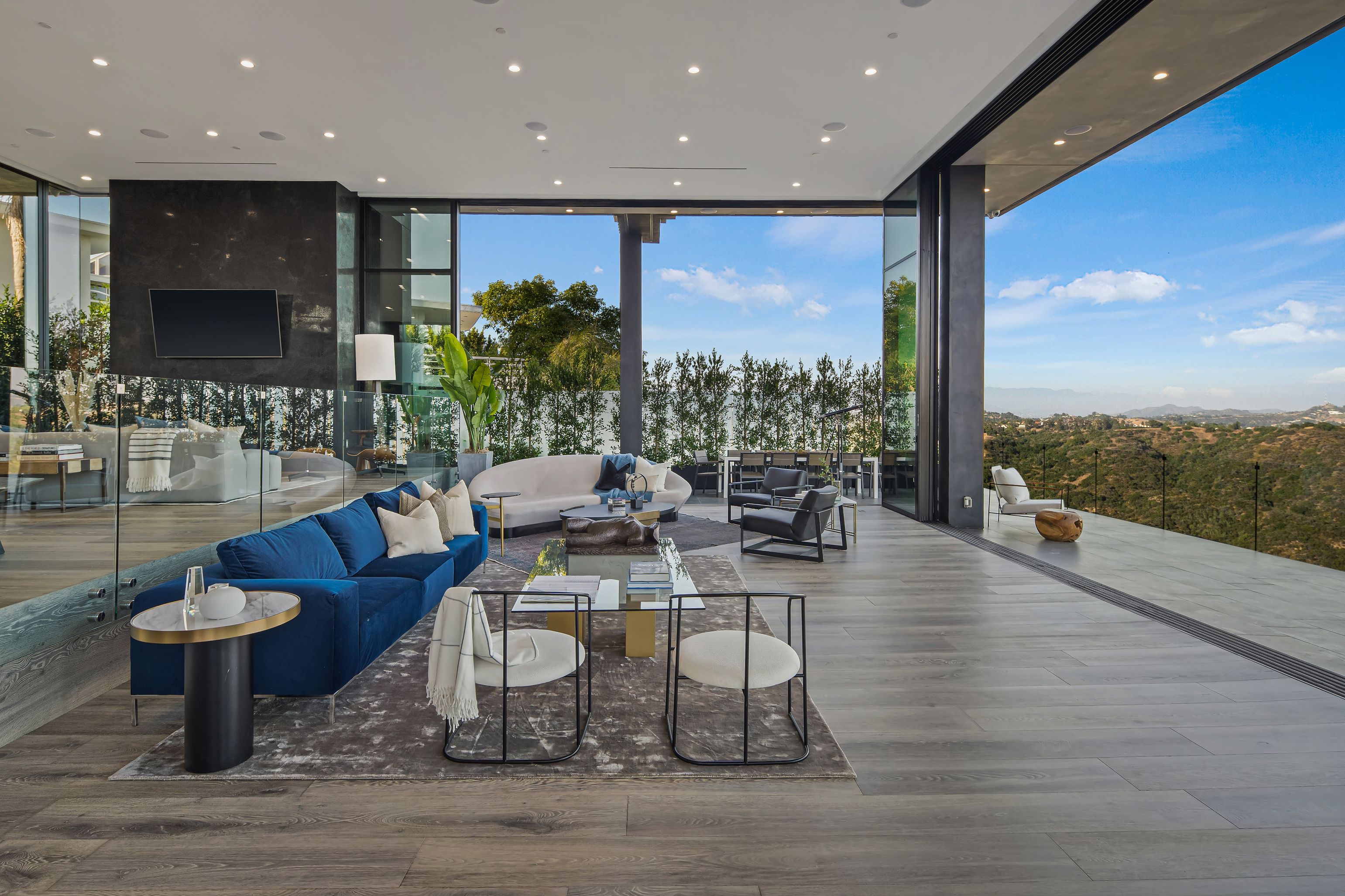 2304 Donella Cir