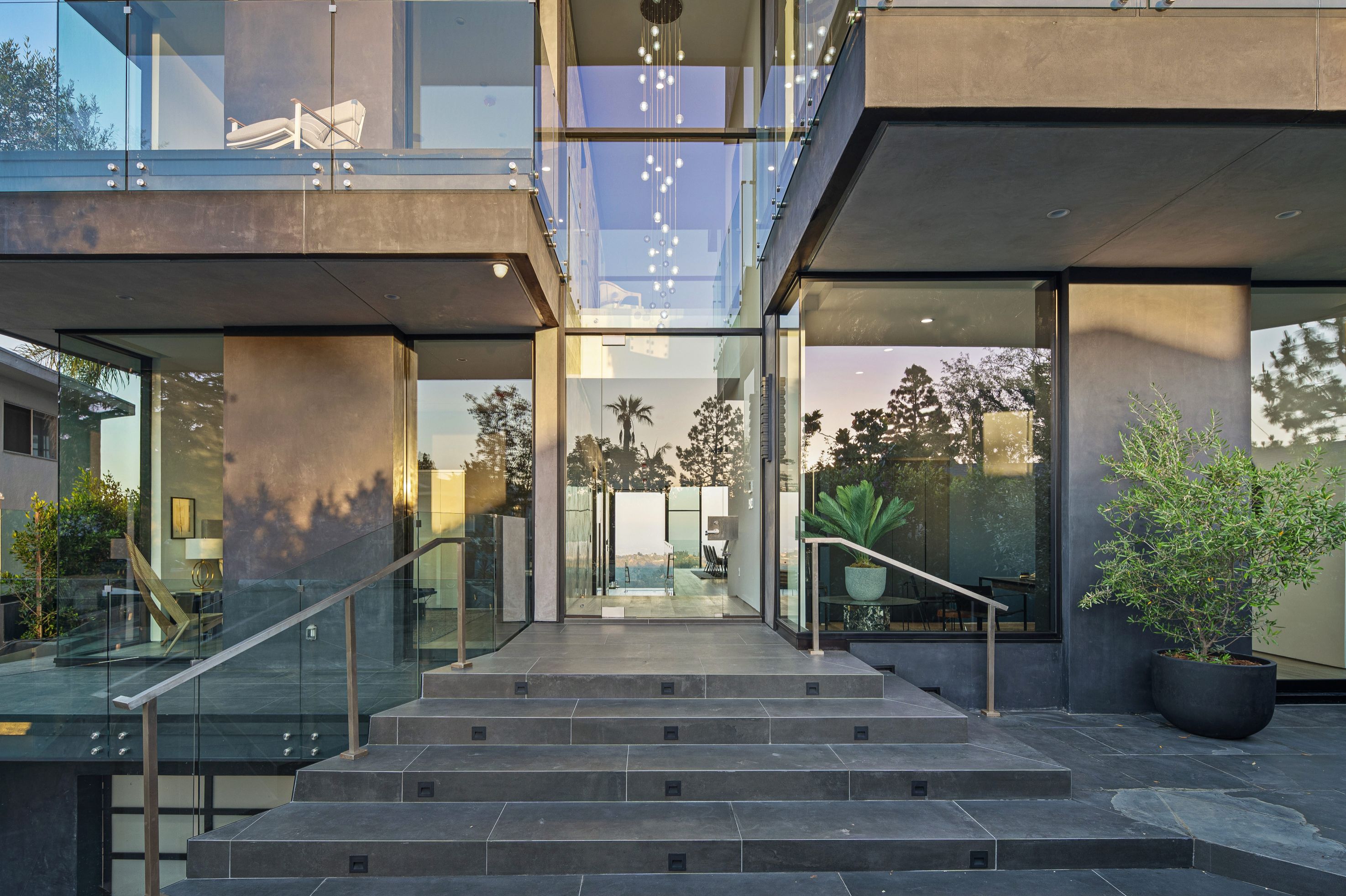 2304 Donella Cir