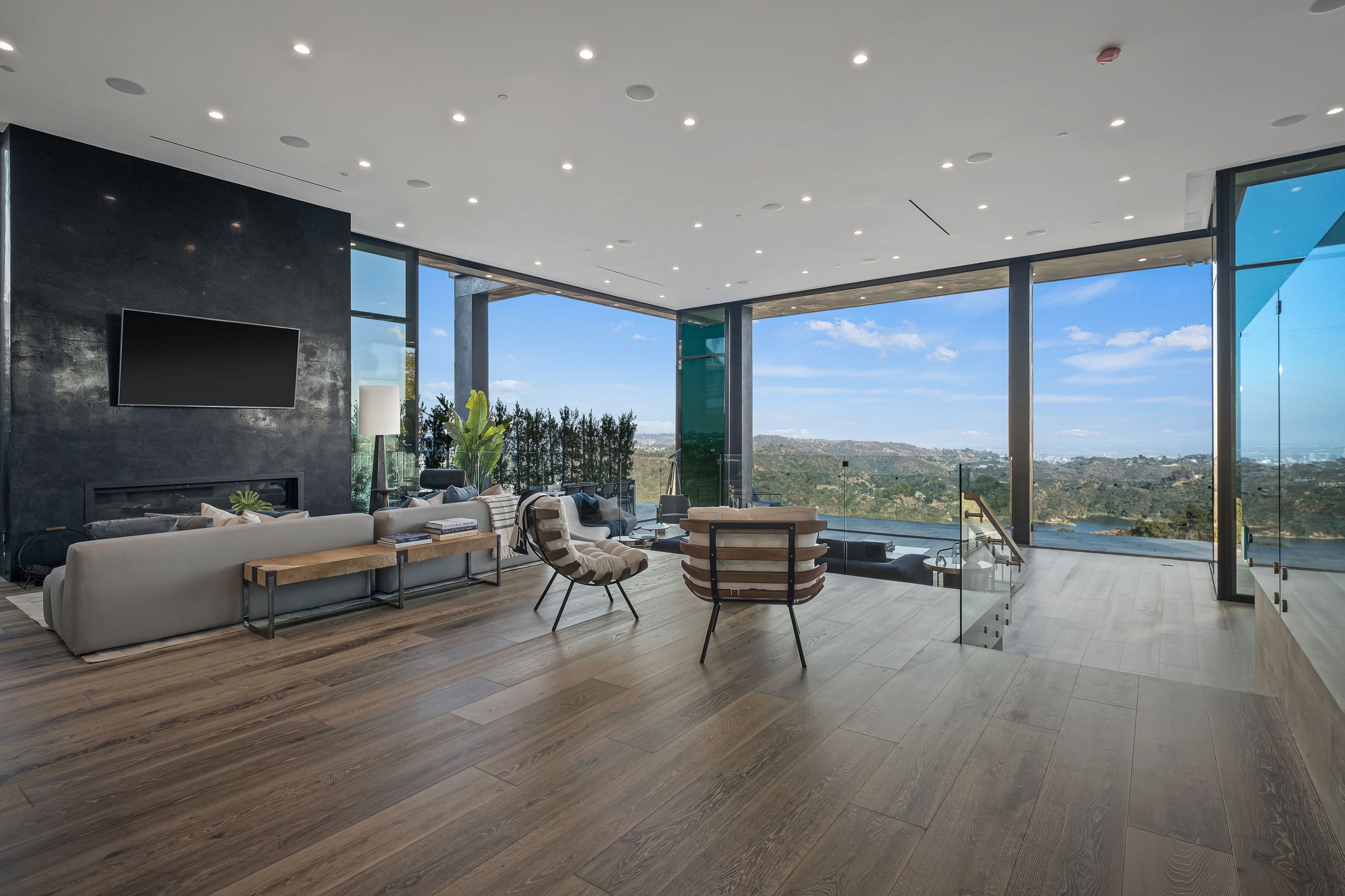 2304 Donella Cir