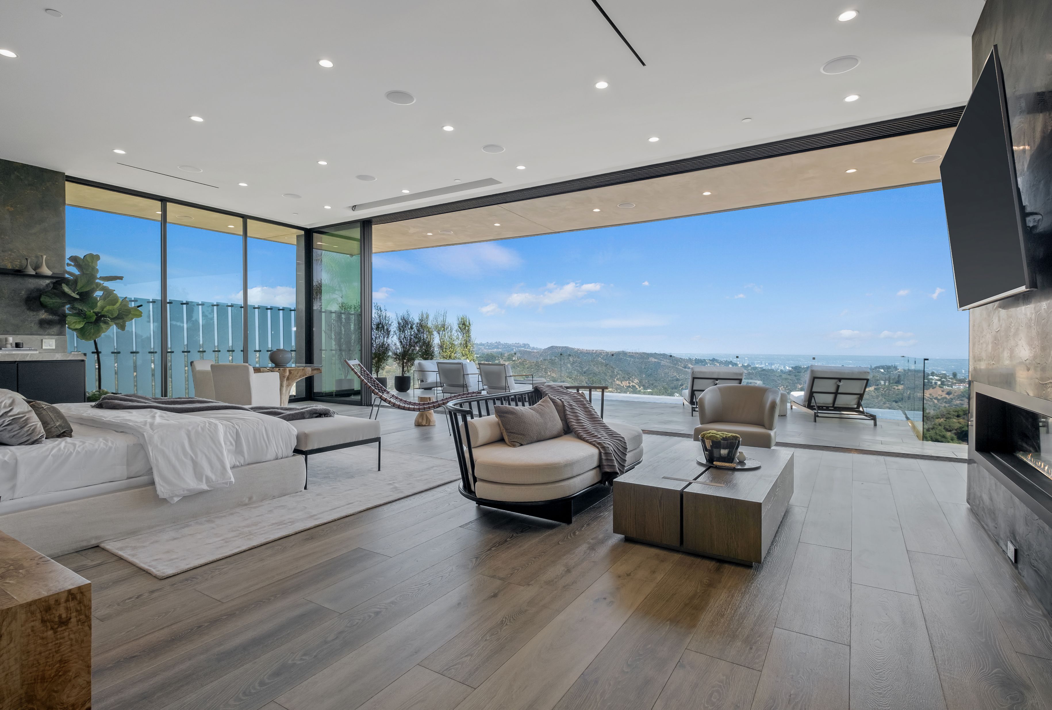 2304 Donella Cir