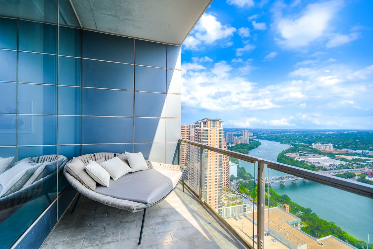 210 Lavaca St 3302