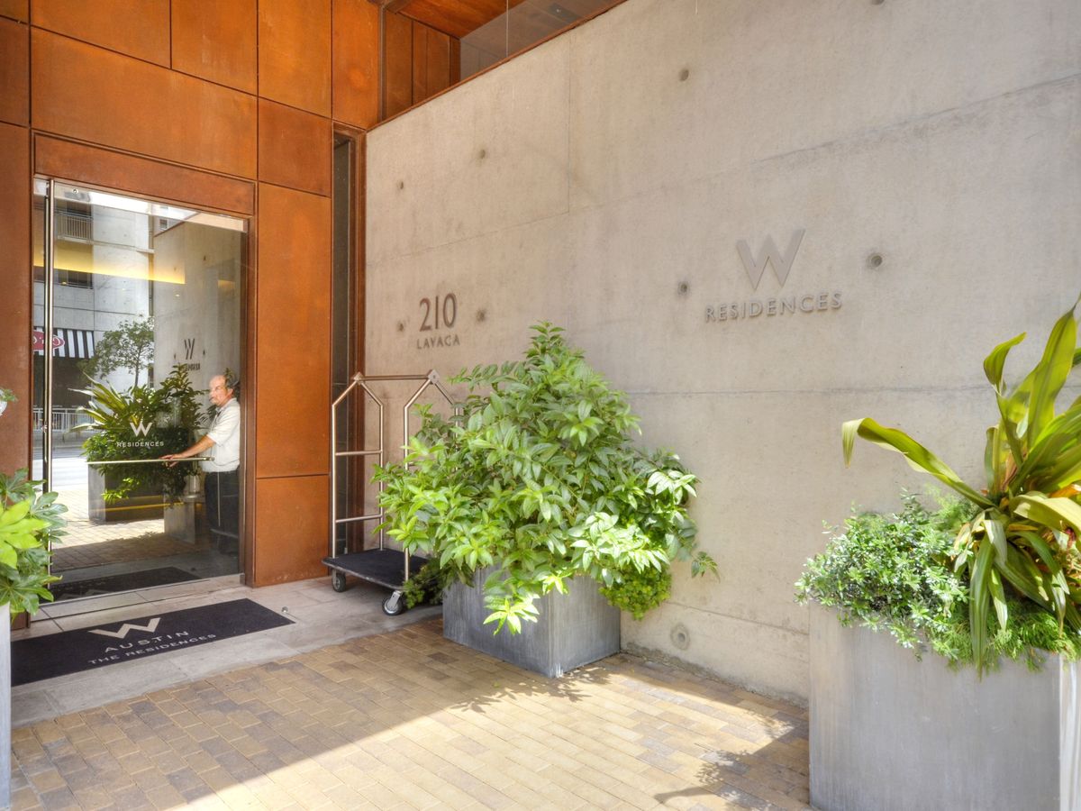 210 Lavaca St 3302
