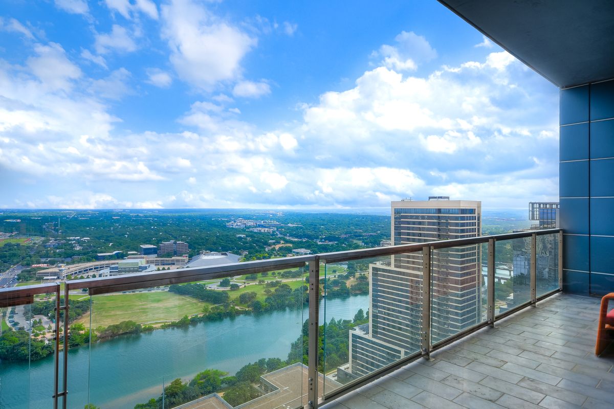 210 Lavaca St 3302