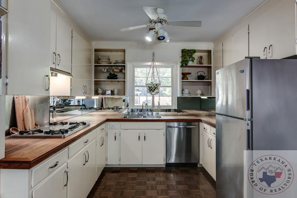 3501 Walnut St.