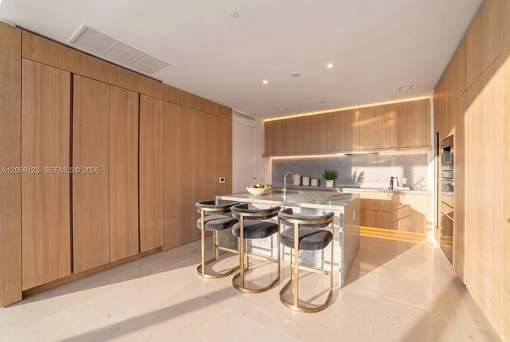 8701 Collins Ave #701
