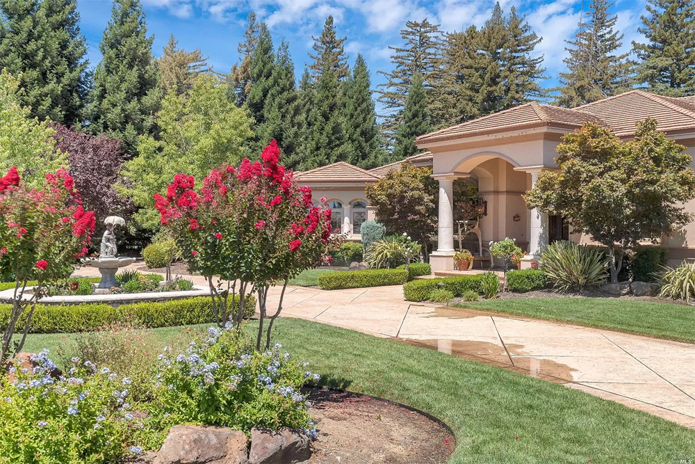 4279 Valley Ln