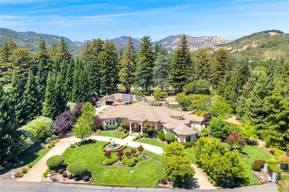 4279 Valley Ln