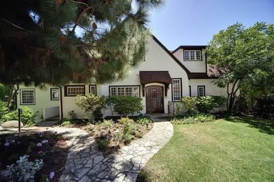 2476 Glendower Pl