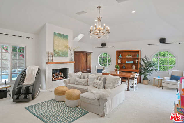 1423  Floresta Pl