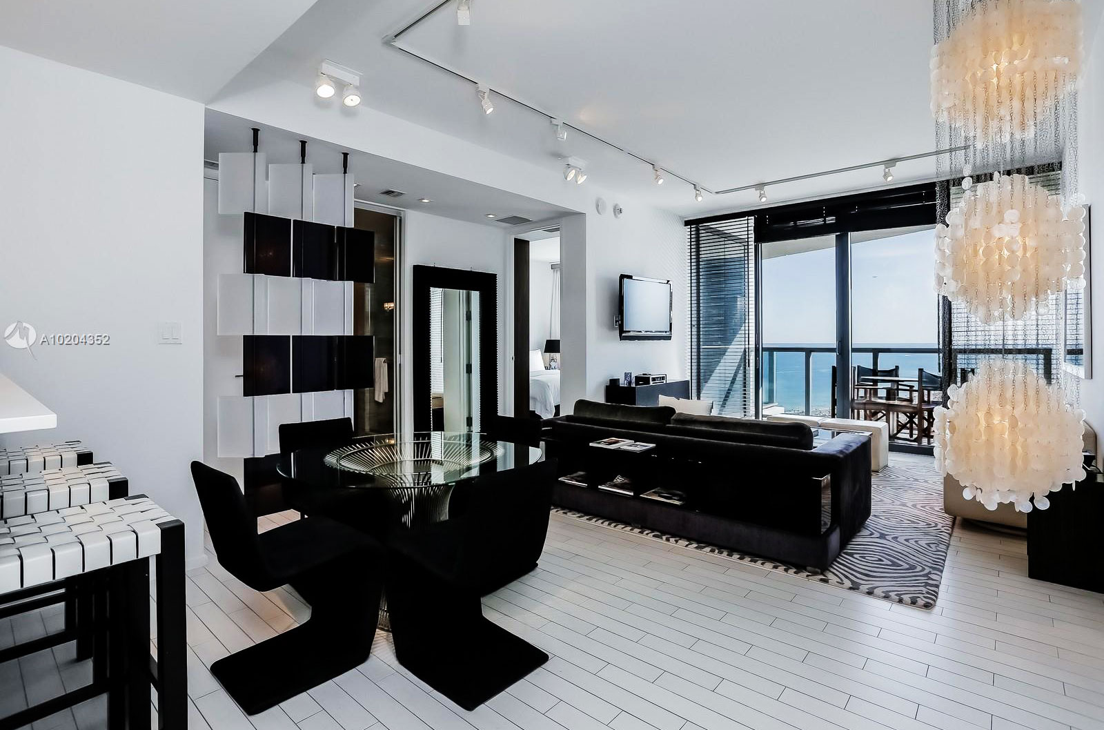 2201 Collins Ave 1614