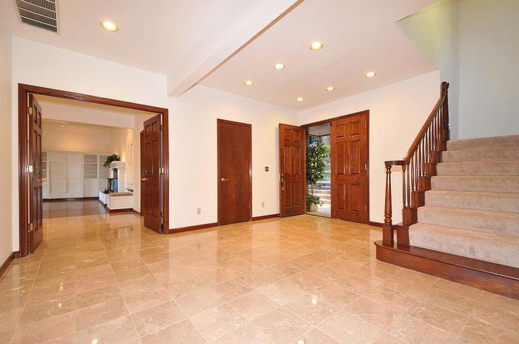 35 Echo Lane