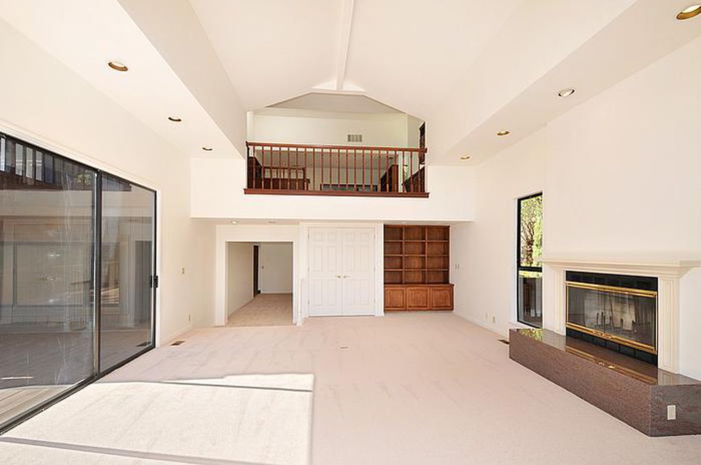 35 Echo Lane