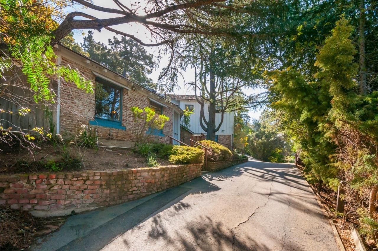 731 Knoll Drive