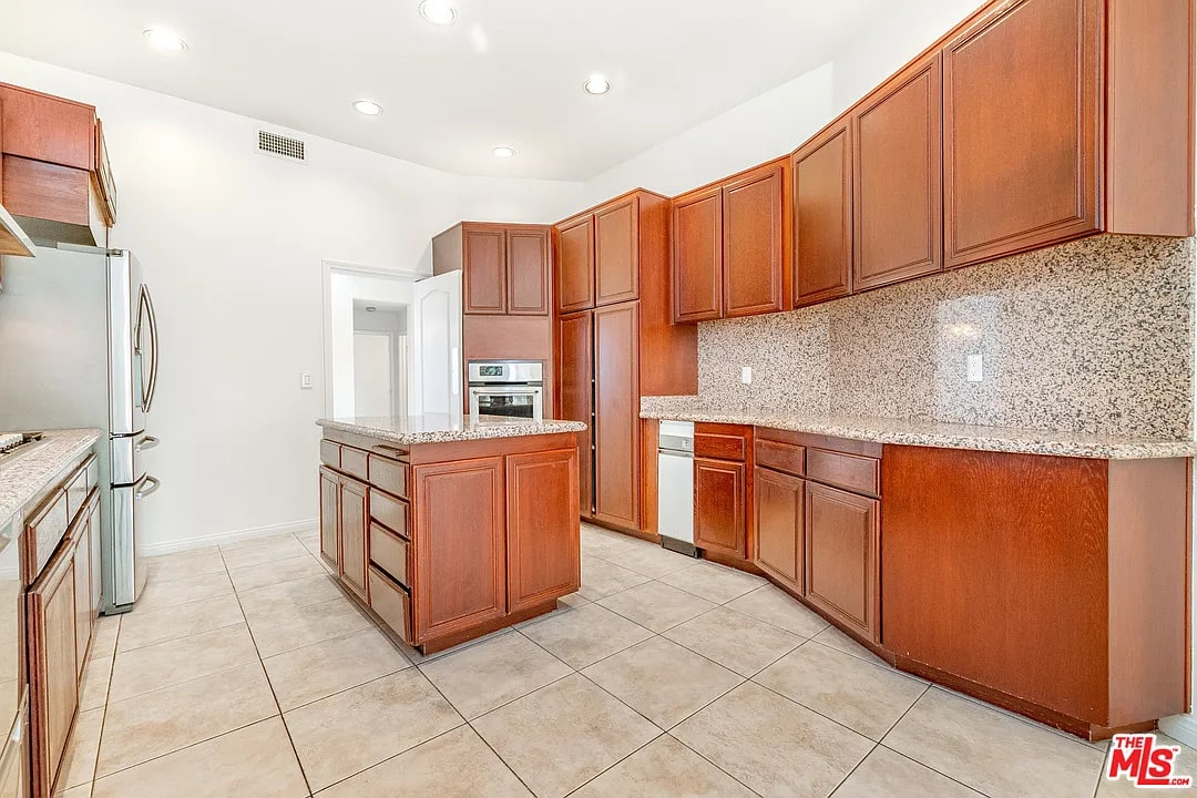 22405 Pinewood Ct