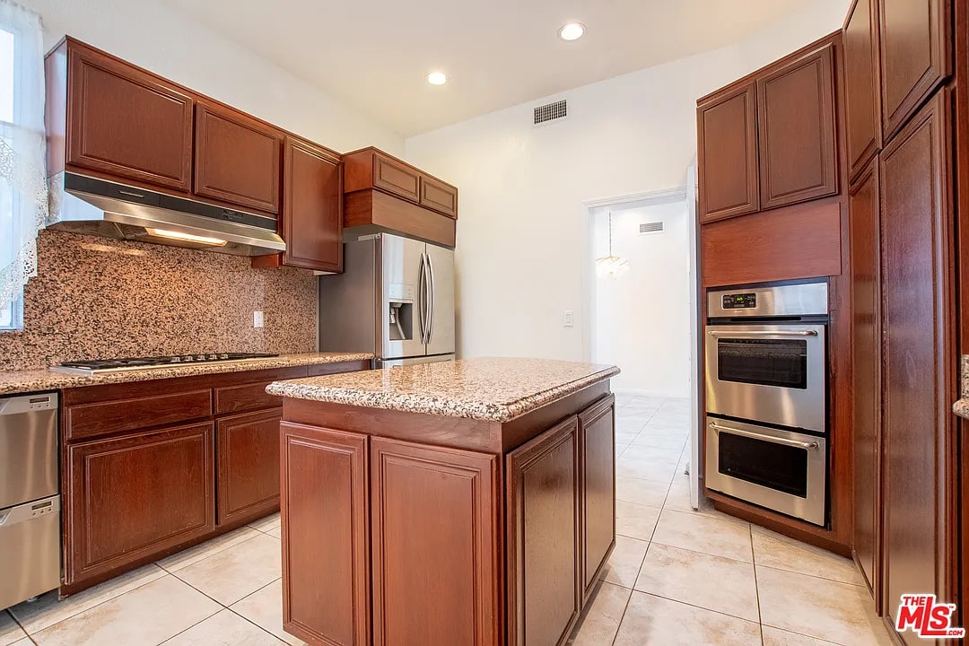 22405 Pinewood Ct