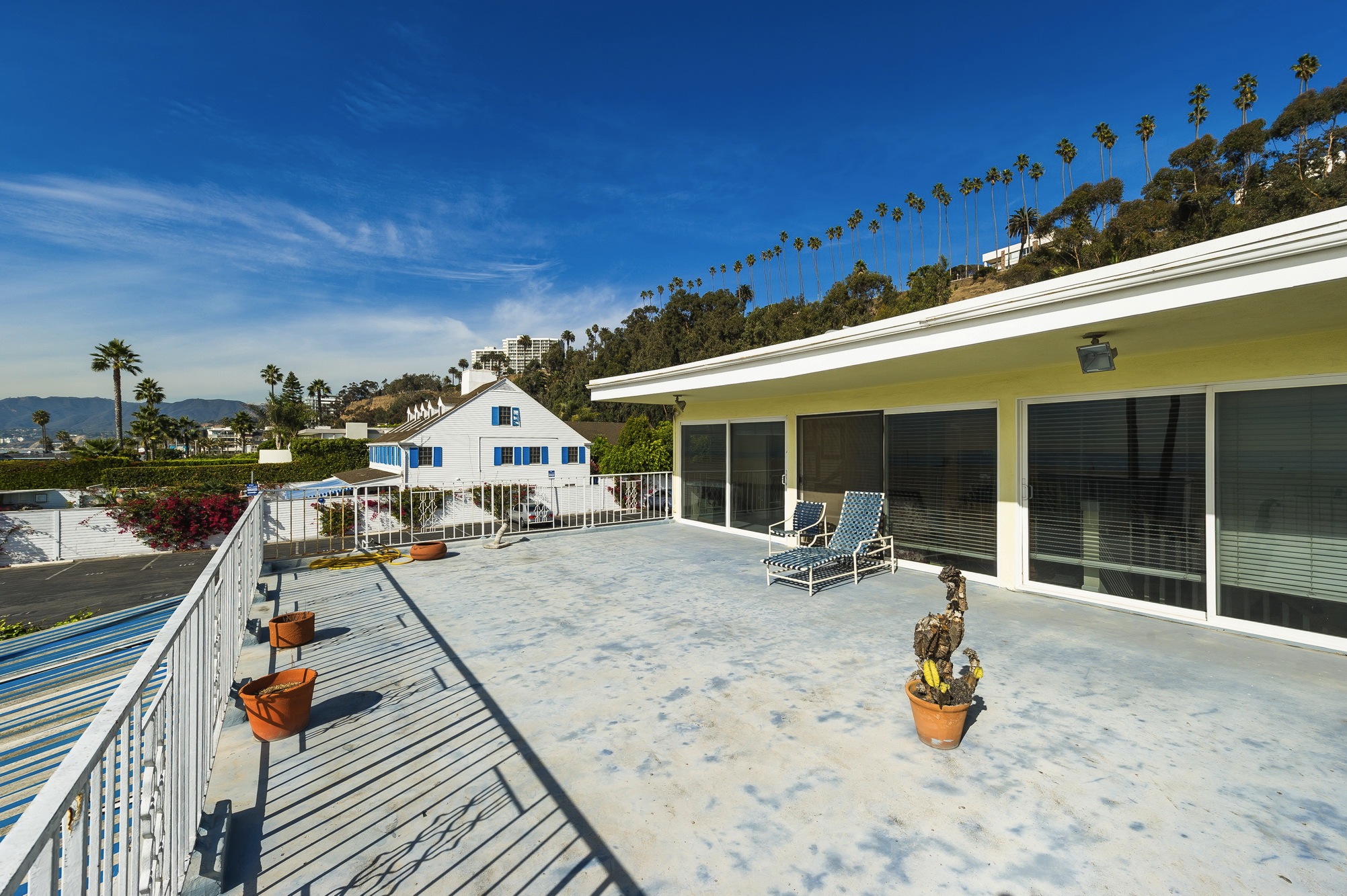 547 Palisades Beach Rd.