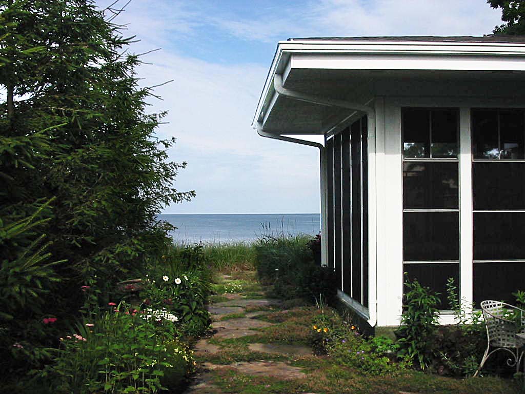 5933 Lakeshore Drive