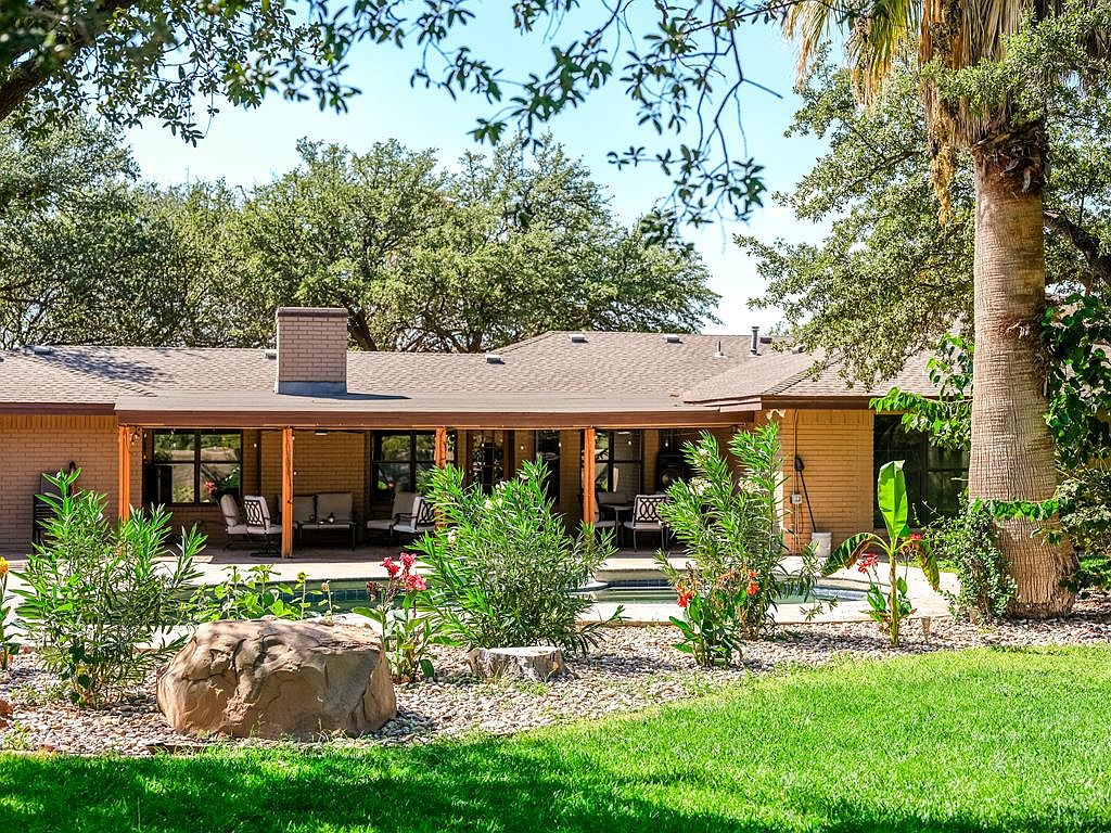 Central picture of website