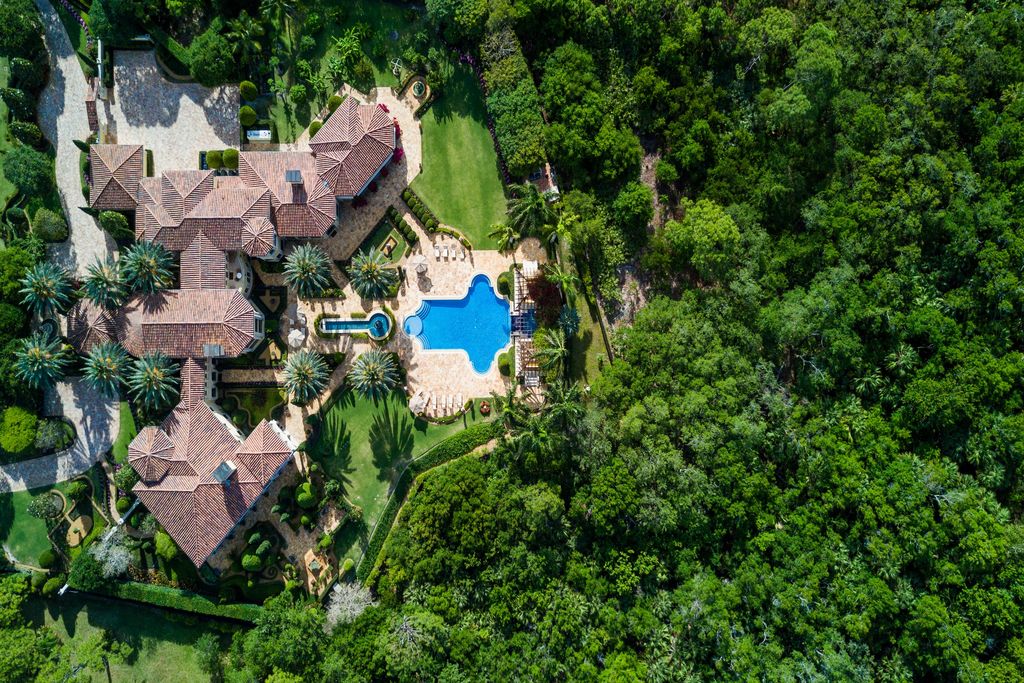 161 Bear's Club Dr.