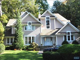 5 Leslie Place