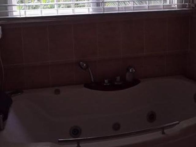 COUNTRY MANOR 10B