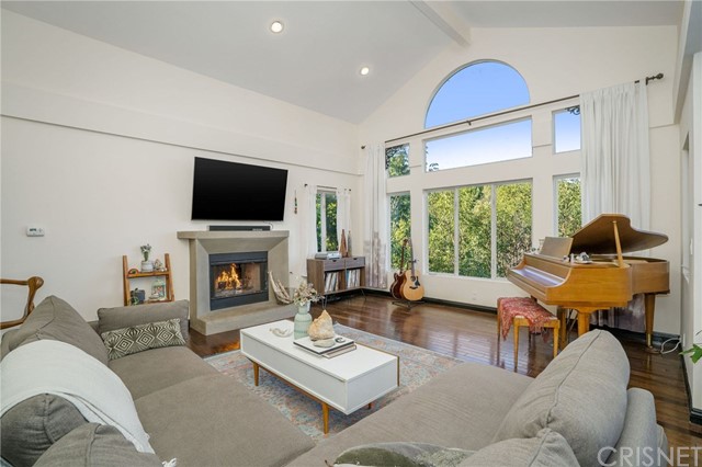 11437 Decente Drive