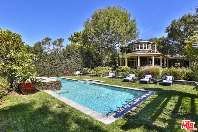 6763 Zumirez Dr