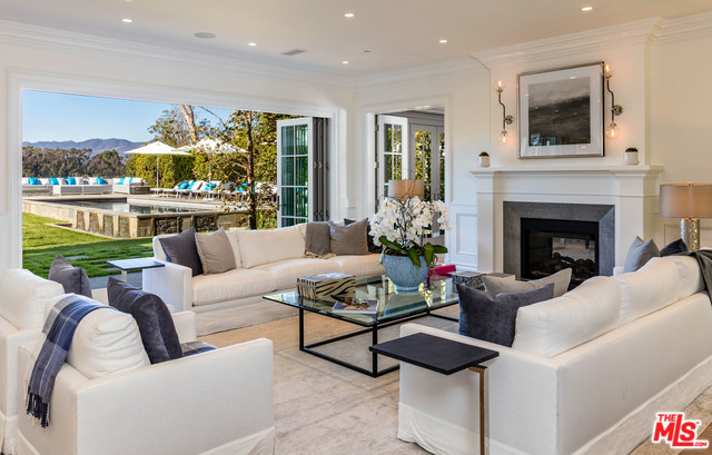 687 Amalfi DR