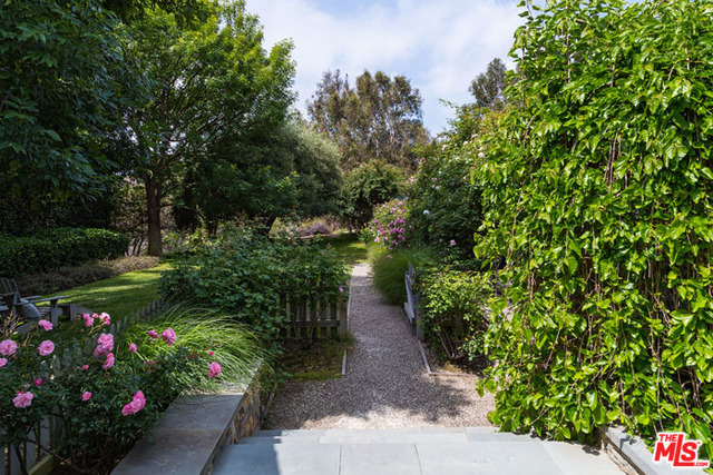 6763 Zumirez Dr