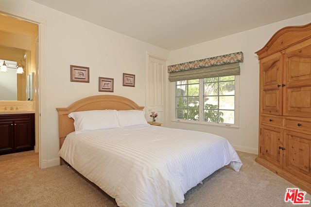 16730 Via Pacifica