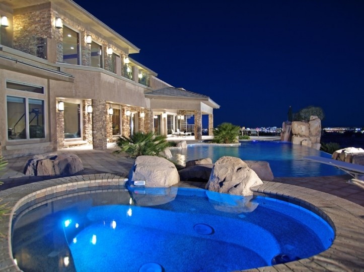 31 Hawk Ridge Dr