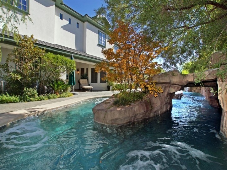 2221 Jamaica Court