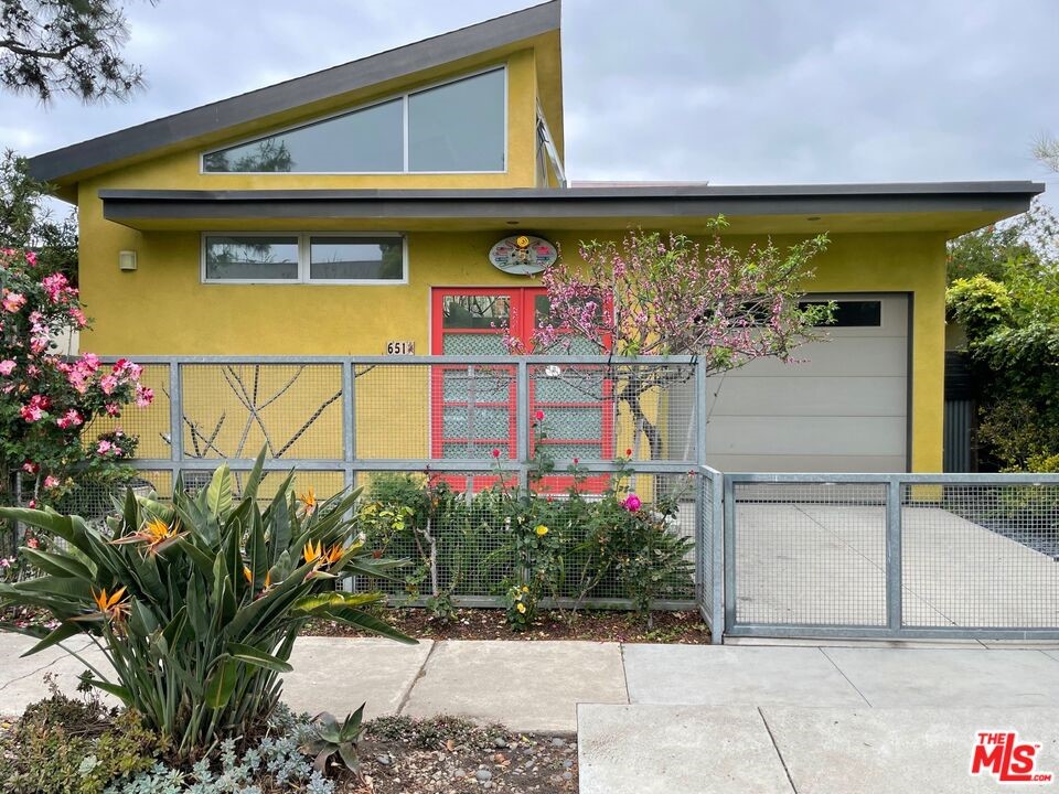 651 Crestmoore Place