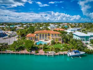 301 Ixora Dr